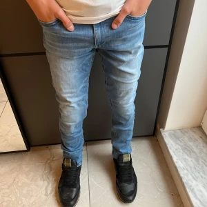 Replay jeans  - Tvärfeta jeans från Replay för sjukt bra pris. Ny skick 9/10 utan några defekter. Modellen på bilden är 160cm. 