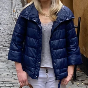 Herno liknande jacka med trekvartsärmar  - Följ mig gärna då jag lägger upp liknande plagg 🌼Säljer denn superfina marinblåa jackan från top secret. Den är i storlek 38 och i perfekt skick. Skriv gärna om du har frågor eller köp direkt via köp nu ❤️