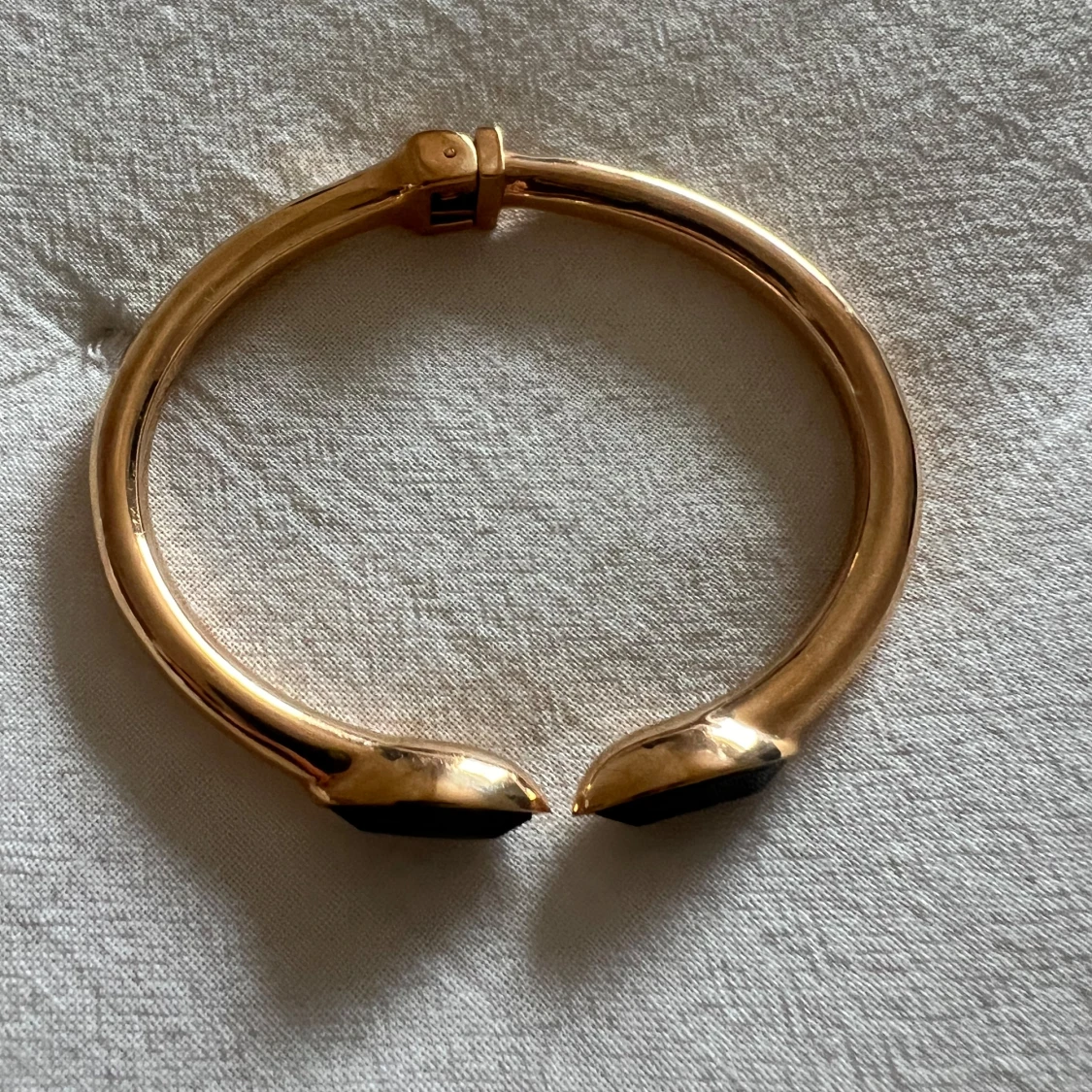 Guldarmband med svarta stenar från Dyrberg Kern - 90