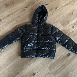 Svart glansig jacka från lager 157 - Svart glansig jacka från lager 157. Helt ny och aldrig använd. Storlek S normal i storleken.  Nypris 500kr :) Man tänka mig ett lägre pris☺️