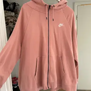 Säljer en supermysig rosa hoodie från Nike i storlek 3X. Den har en dragkedja framtill och en praktisk huva med snörning. Den är i bra skick🌸😁