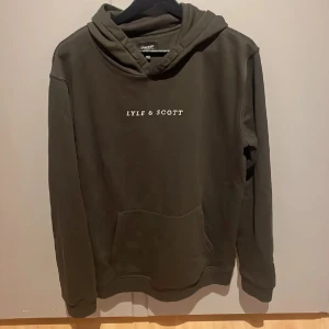Lyle & Scott Hoodie size XS/S - Säljer en Lyle & Scott Hoodie i Nytt skick - Helt ny då den aldrig använts. Priset kan diskuteras vid snabb affär!