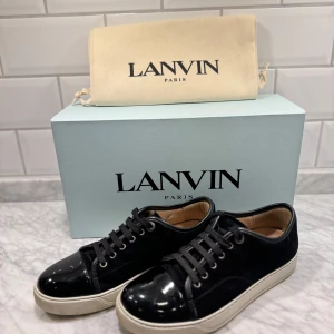 Lanvin Paris skor - Riktigt feta Lanvins i hyfsat bra skick, det är ett litet märke på lacken men annars är de i riktigt bra skick. Box, tyg påse och extra snören är med. Köpta på Lanvins hemsida. Nypris = 4800kr & mitt pris = 2250kr, hör av dig vid minsta funderingar och frågor, pris är ej hugget i sten🤩
