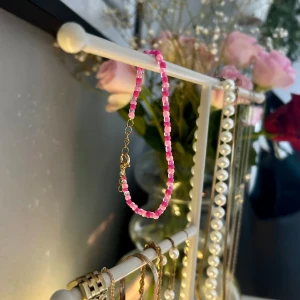 Rosa armband - Rosa armband💗🌸  Min längd: 15 cm✨ Max längd: 18cm✨ (Längden är ungefärlig)  Armbandet är elastiskt!💫💞