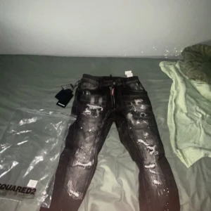 Dsqured jeans svarta  - Helt nya oanvända dom var för små för mig så vill sälja dom tar emot byten!!!! Och priser går att diskutera 