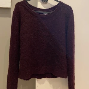 Stickad tröja från H&M - Mysig vinröd tröja💗