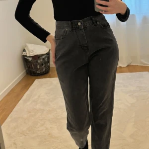 jeans - Säljer ett par snygga grå- svarta jeans i mycket bra skick. Går att öppna sömmar för större storlek vid midjan. Jag är 173cm.