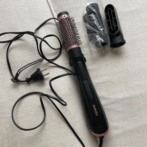 Varmluftsborste hår - Varmluftsborste för håret  Munstycken: Rundborste  Fönmunstycke Plattningsmunstycke(aldrig använt)  Använde denna innan jag skaffade min dyson, perfekt om du har lite tunnare hår!