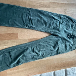 Juicy byxor - Säljer ett par gröna juicy byxor i ny skick. Dock har jag varit tvungen att anpassa längden på byxorna någon centimeter så jag lämnade in de. Jag är 160cm så är du lika lång passar de perfekt