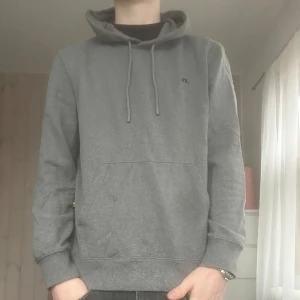  hoodie från JL - Säljer en stilren grå hoodie från J.Lindeberg i mycket bra skick. Passar till alla säsonger och är superbekväm! Hör av er vid frågor/intresse!
