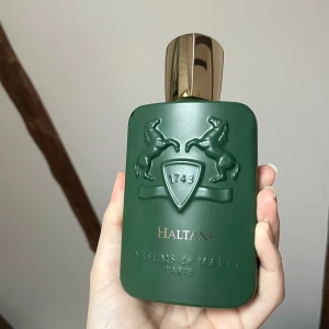 Haltane Parfums de Marly - Haltane från Parfums de Marly. 125 ml. Ca 20 ml använt. Väldigt kraftfull parfym som håller länge, så ett sprut räcker för varje användning. Kommer inte till så mycket användning, därför säljs den nu. Lite färg har skavts av i ena hörnan, annars är flaskan som ny. Pris kan diskuteras!