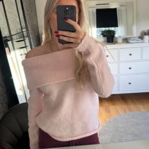 Off shoulder tröja - Använd 2 gånger och jätte fint skick, säljer då den inte kommer till användning 