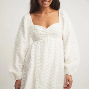 Studentklänning  - använd några timmar på mottagning.