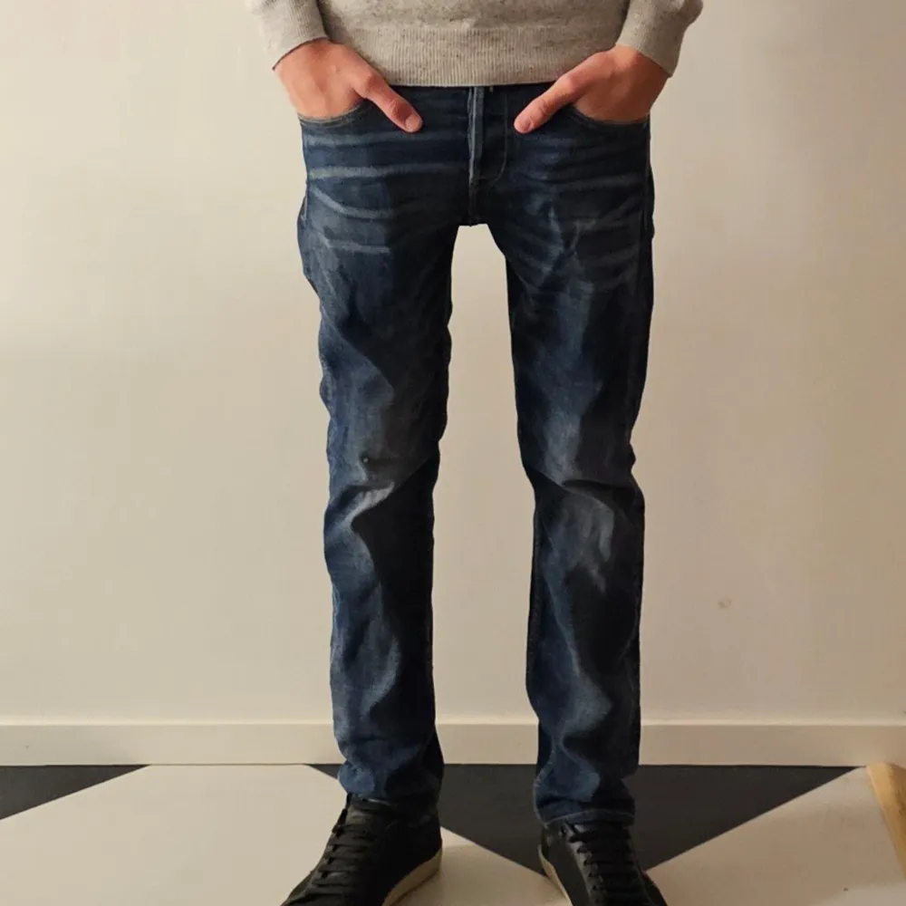 Tjaba, säljer nu ett par riktigt feta replay jeans. Storlek 28, 32. Modellen på bilden brukar ha 30-31 på dondup jeans om de är till någon hjälp. Skick 9/10. Bara att hör av sig vid frågor.. Jeans & Byxor.