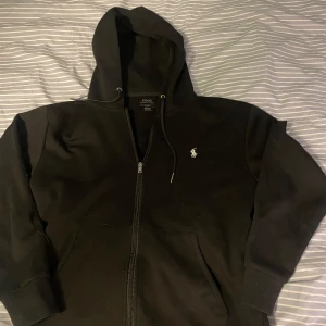 Ralph lauren zip hoodie  - Säljer denna då den inte kommer till användning längre, tröjan är i ett väldigt bra skick då den knappt har använts, den är i storlek m