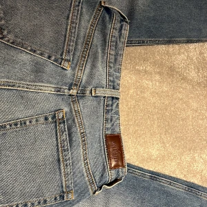 Blå jeans från Hollister - Helt oanvända blå Hollister jeans i mycket bra skick! (Har inte prislapp). För korta på mig som man ser på sista bilden. W24 L25. De är högmidjade och har en straight passform. Sitter jättesnyggt på kroppen! Jag är 168 och brukar ha xs i tall på de flesta jeansen!