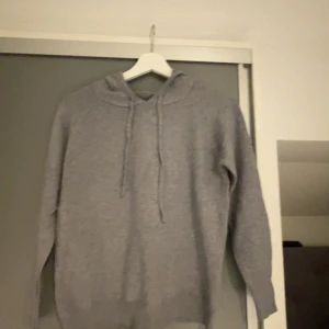 Merino huv tröja  - Helt ny luvtröja,köpte men passade ej den är endast provad på en gång,säljer den pågrund av att det är för lång process med retur.Passar dig som är 170 och neråt!