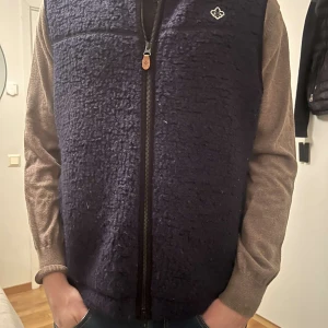 Morris Väst - Säljer denna snygga Morris Väst | Cond, 8/10 | Pris: 600 | Hör av er vid fler frågor 🙌