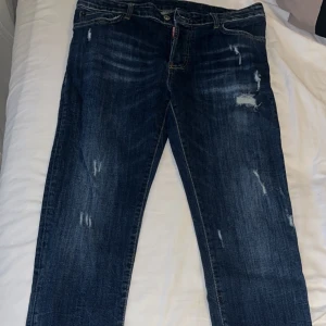 Dsquared2 Jeans - Säljer mina Dsquared2 jeans, regular fit och de är storlek 48 vilket motsvarar storlek M.