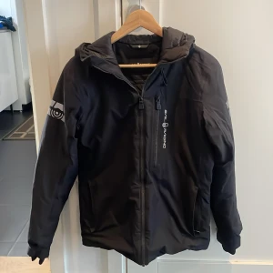 Svart jacka från Sail Racing - Säljer en schyst sali racing jacka som är använd en vinter. den har inga defekter och är hur sjön som hällst det är st small.    Nypris       a3700kr mitt pris 2000kr