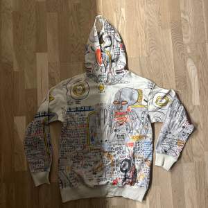 En helt ny hoodie från H&M kollektionen Basquiat. Den är i storlek S men passar som M.