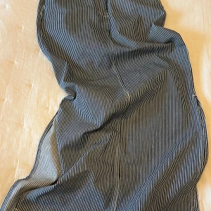 Randig långkjol i jeansmaterial från Selected Femme - Säljer en supercool långkjol i jeansmaterial med smala ränder. Kjolen har en stilren design med en slits baktill för extra rörelsefrihet. Perfekt för både vardag och fest! 🖤Säljer även jackan! Nypris kjol 1099kr