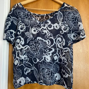 Mönstrad topp - Väldigt tunt tyg, nästan mesh. Står varken storlek eller märke men skulle säga att den passar en M. Använd max 2 gånger.