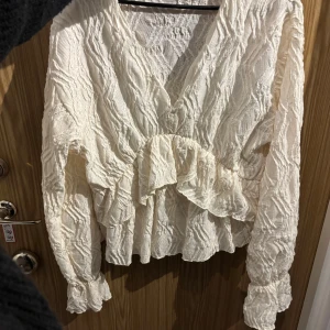 Vit blus - Säljer en vit blus använd en gång ifrån ginatricot storlek L