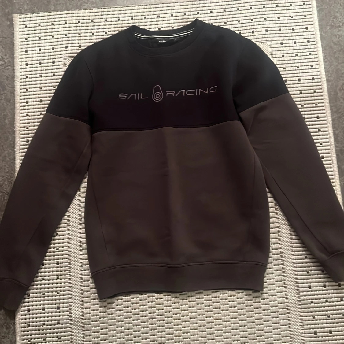 Svart och grå tröja från Sail Racing