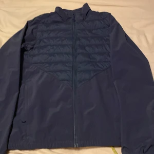 J Lindberg vindjacka  - J Lindberg vind jacka i fint skick säljer den för att den inte kommer till andvädning passar mig som är 171