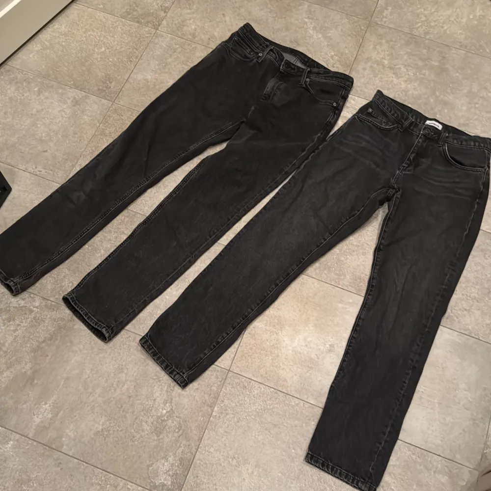 Säljer två par jeans                   WOODBIRD storlek 28/32. 400kr Jack and Jones storlek 29/32 400kr.     Pack pris 600kr då får du med båda jeansen. Pris går att diskutera! Hör gärna av er vid intresse. . Jeans & Byxor.