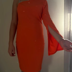 Klänning - Snygg orange oneshoulder klänning med slits på armen från shein. Storlek S. Använd en gång