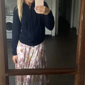 Mörkblå hoodie från Soft Goat - Säljer en supermjuk och bekväm mörkblå zip hoodie från Soft Goat i storlek S. Den är i mycket bra skick och passar både till vardags och mysiga hemmakvällar, men även i både kyligt och varmt väder. 💕🩵