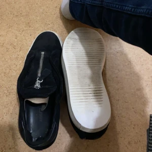 Svarta Arigatos - Svarta arigatos i storlek storlek 43 bra skick 