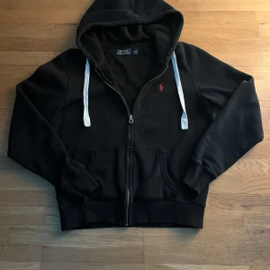 Ralph lauren zip up - Den är i 9/10 skick i storlek S men skulle nog kunna passa XS också. Ny pris ca 2300kr. Kontakta gärna vid frågor!
