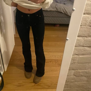 Svarta jeans med låg midja - Säljer ett par svarta jeans i bra skick. De har en låg midja och en bootcut-stil som ger en snygg siluett. Perfekta för både vardag och fest! 🖤