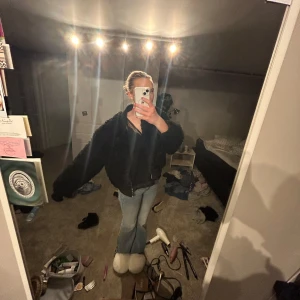 Svart teddyjacka - Svart jacka från NA-KD knappt använd så i väldigt bra skick. 