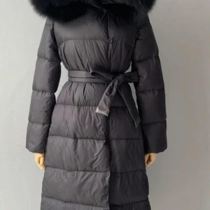 Äkta Pälsjacka märket fur   - Köpt förra vintern, använd 1 vintern. Bra skick förutom bandet som jag visar på sista bilden. Äkta päls  Köpt för ca 3000, pris kan diskuteras vid snabb affär. För mer bilder dm mig! 