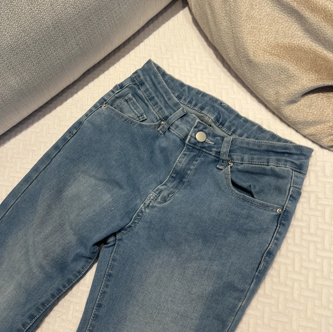 Blå jeans med broderade fickor - 91