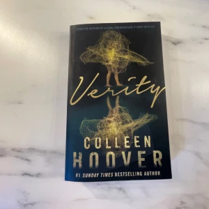 Verity - Säljer en av mina verity böcker av Colleen hoover då jag fick två när jag fyllde år. Boken är på engelska, helt ny och oöppnad till och med. Har själv bara läst halva en men är helt fast i bocken. 