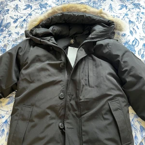 Canada Goose chateau - Helt oanvänd etiketter kvar. Kan gå ner i pris vid snabb affär tveka inte o höra av. Kan fraktas hela Sverige eller köras ut/hömtas i Malmö eller i närheten. Storlek M