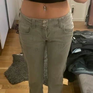 Grå Lågmidjade jeans - Lowwaist jeans från Gina, har en liten missfärgning ibak som visas på bilden men det är inget som har märkts när dom är på för min del 💕