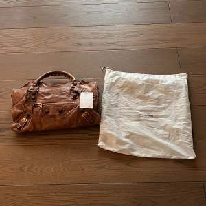 Säljer en snygg brun skinnväska från Balenciaga. Väskan är oanvänd och alla accessoarer följer med inklusive dust bag. Den är 100% äkta men säljs ändå för bra pris då jag vill bli av med den. Den är perfekt till skola men också jobb, priset är 5000 eller högstbjudande. Hör av er vid minsta lilla fundering eller fråga😁🤩