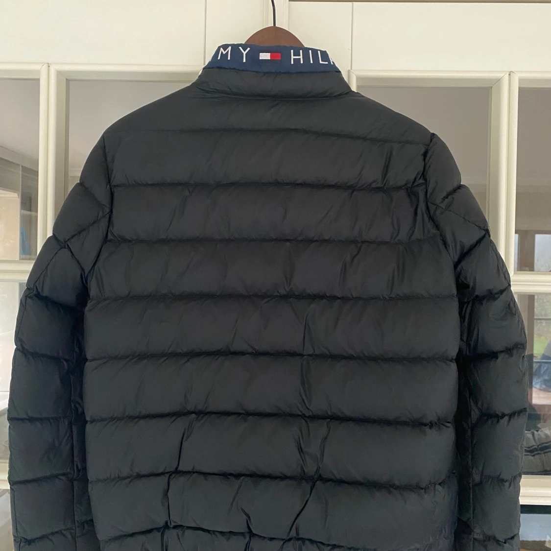 Svart pufferjacka från Tommy Hilfiger - 90