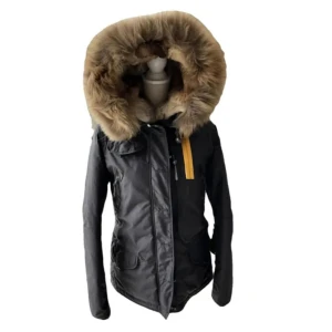 PARAJUMPERS jacka ÄKTA! Svart vinterjacka  - Äkta parajumpers använd en vinter, inköpt förra vinter året för nypris 9999kr, jätte fint skick inga defekter/skador. Qr kod finns i jackan. Pälsen äkta. Storlek:  S/36 dam 