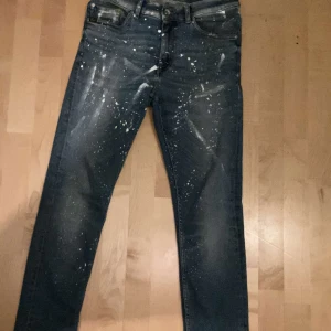 Tiger of Sweden paint splatter jeans - Tiger of Sweden jeans med hemma gjort diy paint splatter. Strl 30/32. Vårt pris: 348