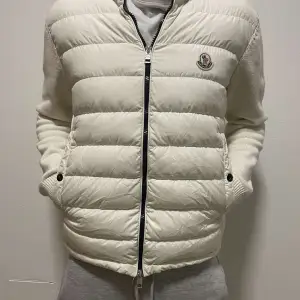 Säljer nu min moncler cardigan som ja köpt här på plick, har ingen användning av den längre och vid snabb affär kan ja gå med på att sänka priset