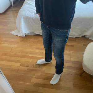 Hej! Säljer nu mina riktigt snygga jeans ifrån Nudie. Storleken är W28 L32! Modellen är Steady Eddie och passformen är Slim fit. Skicket är grymt bra, 9/10. Nypris ca 1700kr. Vid fler frågor är det bara att höra av er!🙌🙌