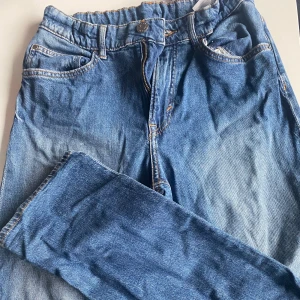 Mörkblå jeans från HM - Modell Straight i Stl 164