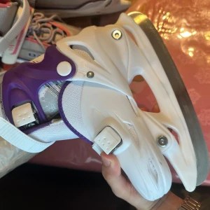 Skridskor barn tjej - Ny. Använd en gång. Säljs eftersom liten i storlek. Storlek 30-33